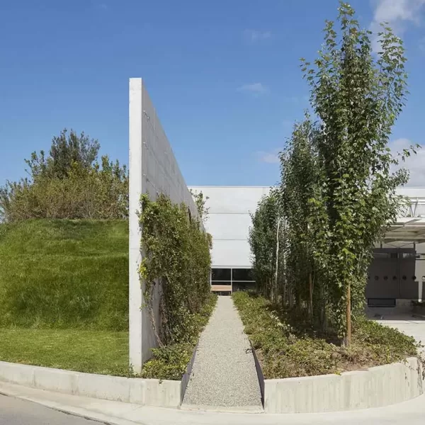 Prada Hub Logistique, Levanella