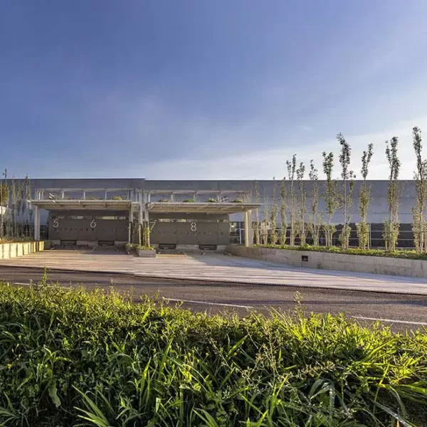 Prada Hub Logistique, Levanella