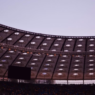 colpo-parziale-di-uno-stadio-che-mostra-il-tetto-un-monitor-di-grandi-dimensioni-con-file-di-sedute-e-sedie